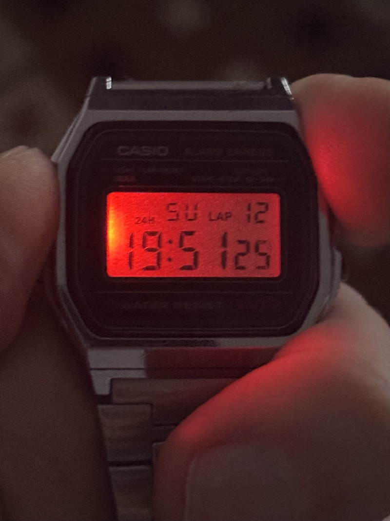 Casio A158W s Ollee Watch a červeným podsvietením