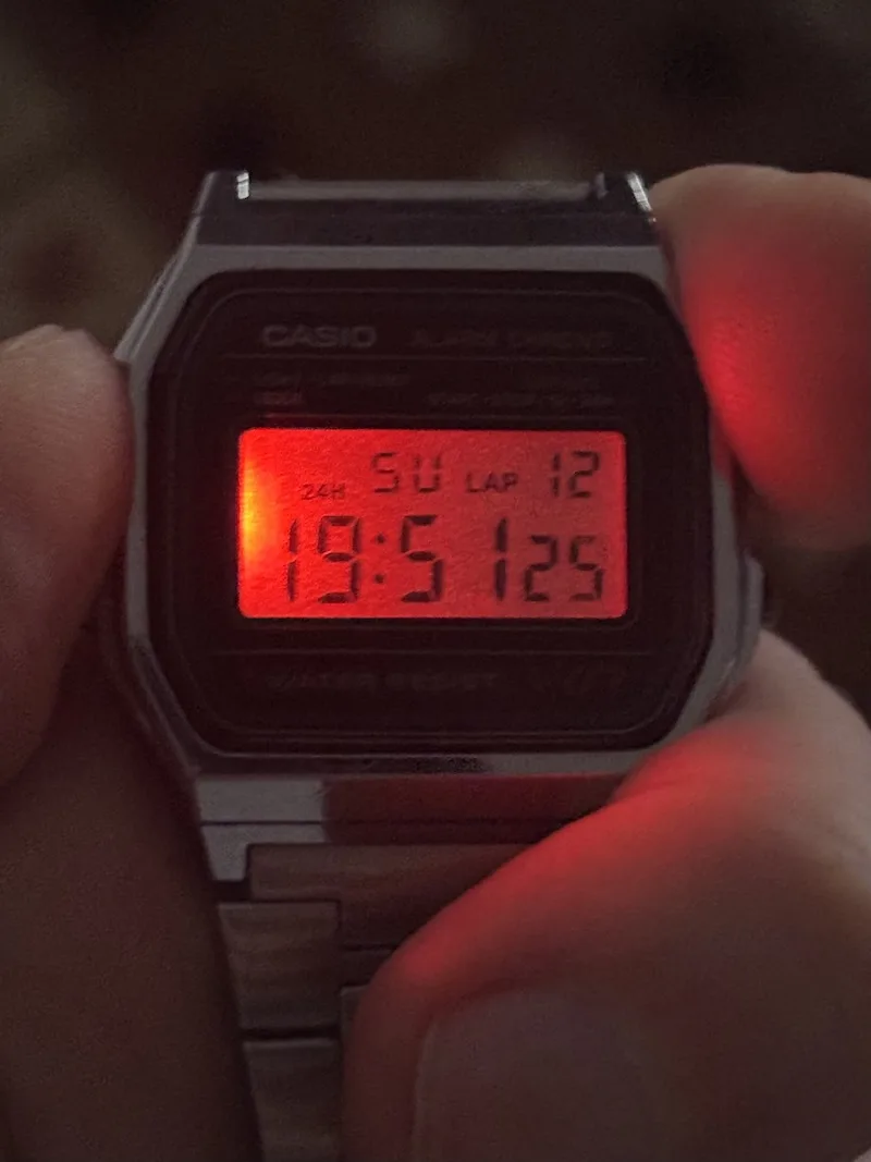 Casio A158W s Ollee Watch a červeným podsvietením