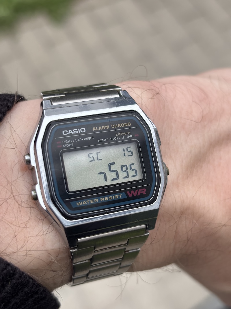 Ollee Watch krokomer s viditeľným limitom LCD segmentov