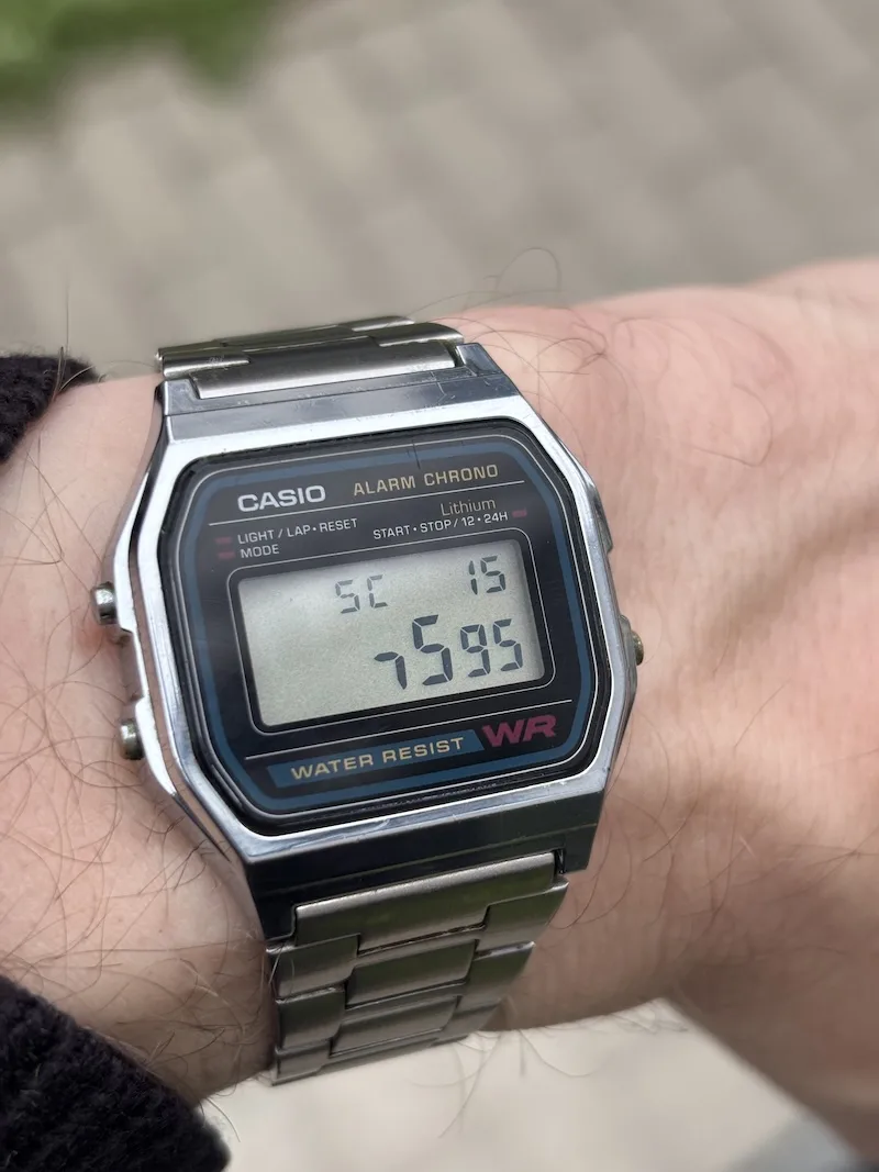Ollee Watch krokomer s viditeľným limitom LCD segmentov