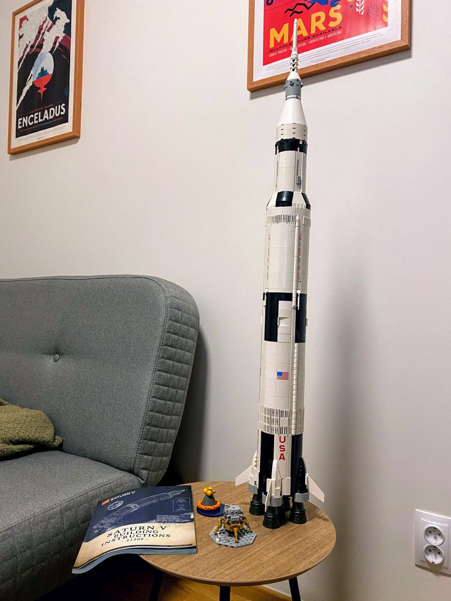 LEGO Saturn V na stolíku