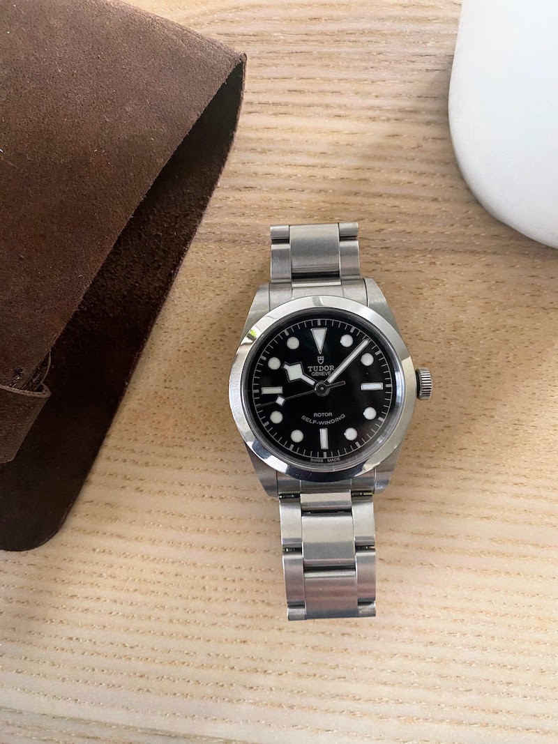 Tudor Black Bay 36 na stole