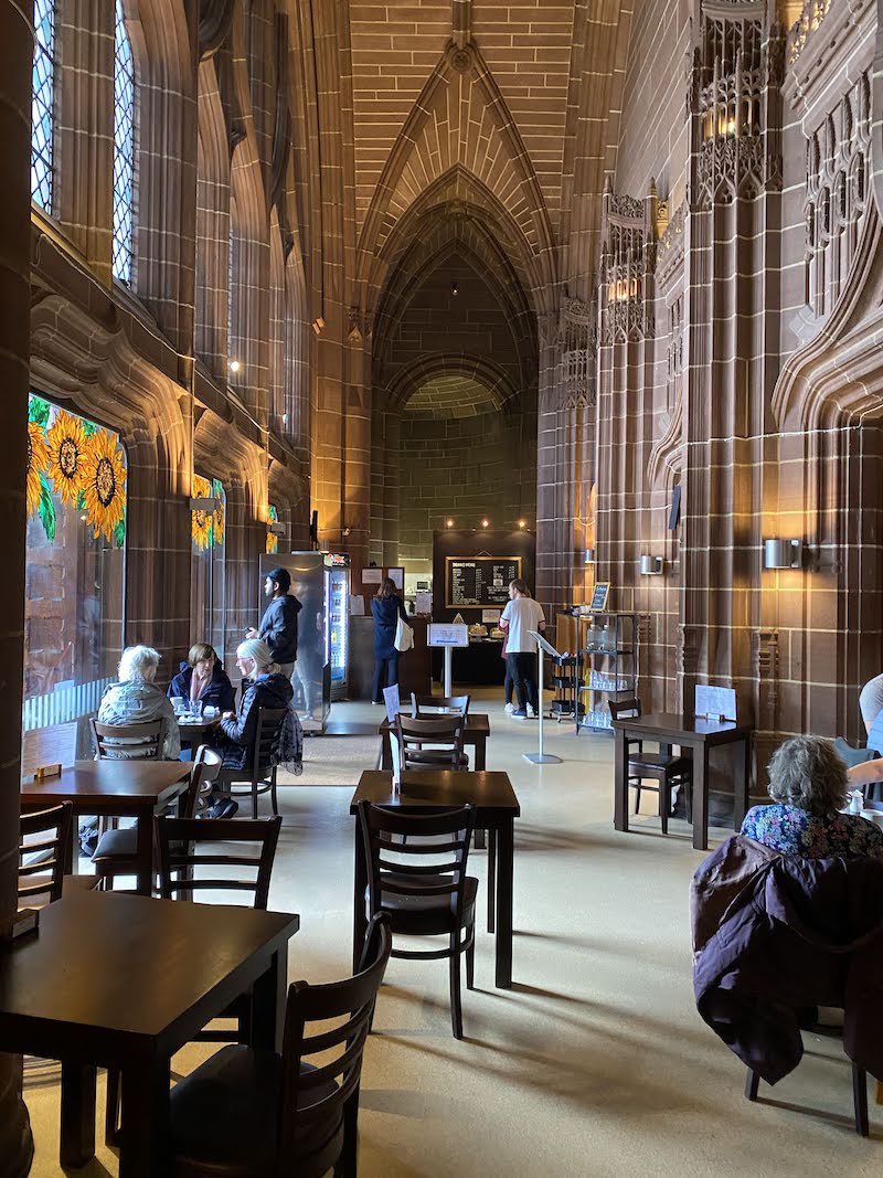 Kaviareň v Liverpool Cathedral