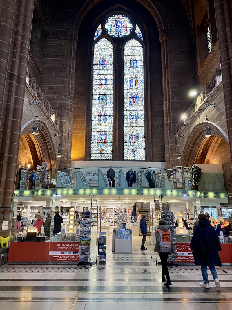 Obchod v Liverpool Cathedral